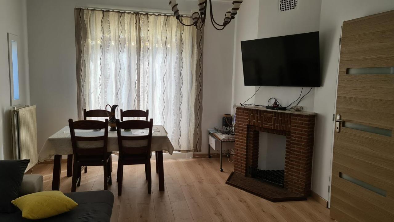 Beautiful Standing-alone House With A Backyard Appartement *